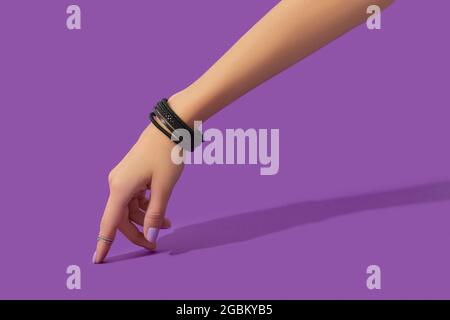 Mano Womans con unghie color pastello di tendenza su sfondo viola. Concetto di vendita di shopping di moda Foto Stock