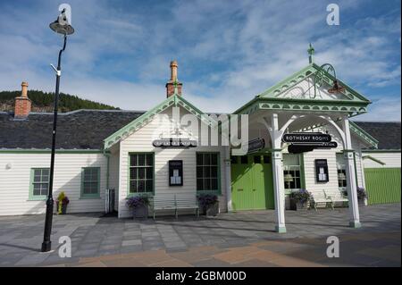 Esterno della stazione ferroviaria di Ballater. Un edificio in disuso ma restaurato che era stato precedentemente usato dalla famiglia reale sulla loro strada per il Castello Balmoral. Sole Foto Stock