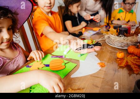 Workshop autunnale artigianale per bambini creativi in prescolare Foto Stock