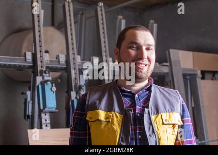Orgoglioso falegname presso la fabbrica di lavorazione del legno luogo di lavoro Foto Stock