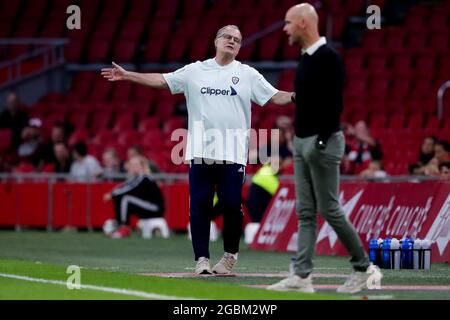 AMSTERDAM, PAESI BASSI - 4 AGOSTO: Allenatore Marcelo Bielsa di Leeds Unito durante il pre-season amichevole tra Ajax e Leeds Uniti alla Johan Cruijff Arena il 4 agosto 2021 ad Amsterdam, Paesi Bassi (Foto di Broer van den Boom/Orange Pictures) Foto Stock