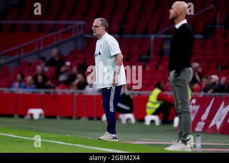 AMSTERDAM, PAESI BASSI - 4 AGOSTO: Allenatore Marcelo Bielsa di Leeds Unito durante il pre-season amichevole tra Ajax e Leeds Uniti alla Johan Cruijff Arena il 4 agosto 2021 ad Amsterdam, Paesi Bassi (Foto di Broer van den Boom/Orange Pictures) Foto Stock