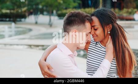 Felice coppia multietnica che ha data romantica in un bel posto all'aperto. Concetto di relazione. Foto Stock