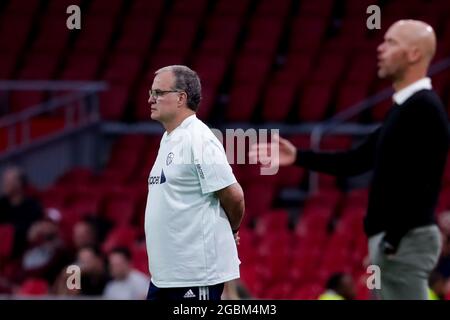 AMSTERDAM, PAESI BASSI - 4 AGOSTO: Allenatore Marcelo Bielsa di Leeds Unito durante il pre-season amichevole tra Ajax e Leeds Uniti alla Johan Cruijff Arena il 4 agosto 2021 ad Amsterdam, Paesi Bassi (Foto di Broer van den Boom/Orange Pictures) Foto Stock