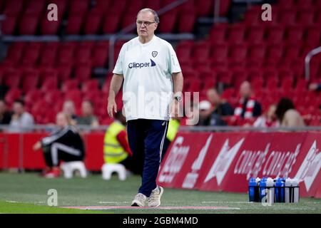 AMSTERDAM, PAESI BASSI - 4 AGOSTO: Allenatore Marcelo Bielsa di Leeds Unito durante il pre-season amichevole tra Ajax e Leeds Uniti alla Johan Cruijff Arena il 4 agosto 2021 ad Amsterdam, Paesi Bassi (Foto di Broer van den Boom/Orange Pictures) Foto Stock