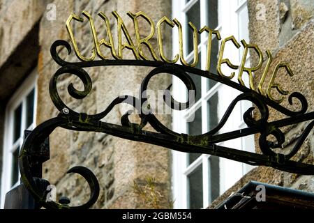 Cartello negozio di carne di maiale, Saint-Vaast la Hougue, , dipartimento della Manica, Cotentin, Regione della Normandia, Francia Foto Stock