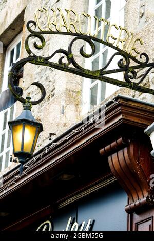 Cartello negozio di carne di maiale, Saint-Vaast la Hougue, , dipartimento della Manica, Cotentin, Regione della Normandia, Francia Foto Stock