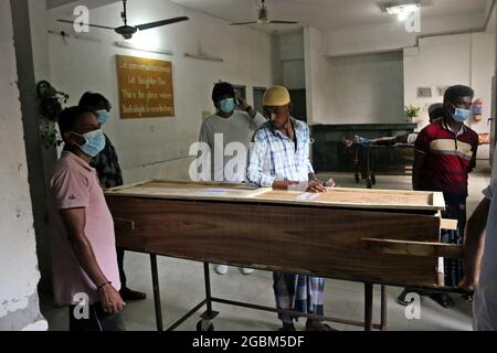 Dhaka, Bangladesh. 04 agosto 2021. I parenti delle vittime nella zona della malinconia DMCH, piangendo per ottenere i risultati del DNA e riconoscere i cadaveri dei loro bambini, che sono morti nel fuoco della fabbrica di succo di Shejan l'8 luglio a Rupganj di Narayanganjat. Le vittime stanno rimbalzando per la consegna ai parenti al Dhaka Medical College. (Foto di Eyepix Group/Pacific Press) Credit: Pacific Press Media Production Corp./Alamy Live News Foto Stock