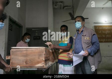 Dhaka, Bangladesh. 04 agosto 2021. DHAKA, BANGLADESH - 4 AGOSTO: I membri della famiglia si riuniscono al di fuori dell'ospedale del Dacca Medical College, per ricevere i cadaveri dei loro parenti che hanno perso la vita in un incendio alla fabbrica di Hashem Foods a Narayanganjs Rupganj, nella periferia di Dhaka. Il 4 agosto 2021, Dhaka, Bangladesh. (Foto di Eyepix Group/Pacific Press) Credit: Pacific Press Media Production Corp./Alamy Live News Foto Stock