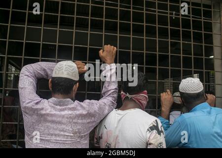 Dhaka, Bangladesh. 04 agosto 2021. DHAKA, BANGLADESH - 4 AGOSTO: I membri della famiglia si riuniscono al di fuori dell'ospedale del Dacca Medical College, per ricevere i cadaveri dei loro parenti che hanno perso la vita in un incendio alla fabbrica di Hashem Foods a Narayanganjs Rupganj, nella periferia di Dhaka. Il 4 agosto 2021, Dhaka, Bangladesh. (Foto di Eyepix Group/Pacific Press) Credit: Pacific Press Media Production Corp./Alamy Live News Foto Stock