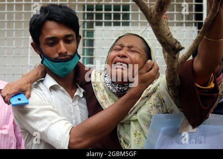 Dhaka, Bangladesh. 3 agosto 2021. I parenti delle vittime nella zona della malinconia DMCH, piangendo per ottenere i risultati del DNA e riconoscere i cadaveri dei loro bambini, che sono morti nel fuoco della fabbrica di succo di Shejan l'8 luglio a Rupganj di Narayanganjat. Le vittime stanno rimbalzando per la consegna ai parenti al Dhaka Medical College. (Foto di Eyepix Group/Pacific Press) Credit: Pacific Press Media Production Corp./Alamy Live News Foto Stock