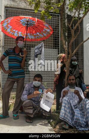 Dhaka, Bangladesh. 04 agosto 2021. DHAKA, BANGLADESH - 4 AGOSTO: I membri della famiglia si riuniscono al di fuori dell'ospedale del Dacca Medical College, per ricevere i cadaveri dei loro parenti che hanno perso la vita in un incendio alla fabbrica di Hashem Foods a Narayanganjs Rupganj, nella periferia di Dhaka. Il 4 agosto 2021, Dhaka, Bangladesh. (Foto di Eyepix Group/Pacific Press) Credit: Pacific Press Media Production Corp./Alamy Live News Foto Stock