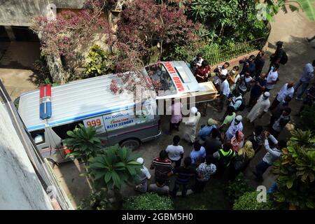 Dhaka, Bangladesh. 04 agosto 2021. I parenti delle vittime nella zona della malinconia DMCH, piangendo per ottenere i risultati del DNA e riconoscere i cadaveri dei loro bambini, che sono morti nel fuoco della fabbrica di succo di Shejan l'8 luglio a Rupganj di Narayanganjat. Le vittime stanno rimbalzando per la consegna ai parenti al Dhaka Medical College. (Foto di Eyepix Group/Pacific Press) Credit: Pacific Press Media Production Corp./Alamy Live News Foto Stock