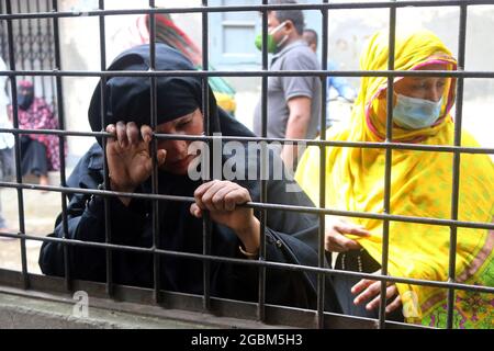 Dhaka, Bangladesh. 3 agosto 2021. I parenti delle vittime nella zona della malinconia DMCH, piangendo per ottenere i risultati del DNA e riconoscere i cadaveri dei loro bambini, che sono morti nel fuoco della fabbrica di succo di Shejan l'8 luglio a Rupganj di Narayanganjat. Le vittime stanno rimbalzando per la consegna ai parenti al Dhaka Medical College. (Foto di Eyepix Group/Pacific Press) Credit: Pacific Press Media Production Corp./Alamy Live News Foto Stock