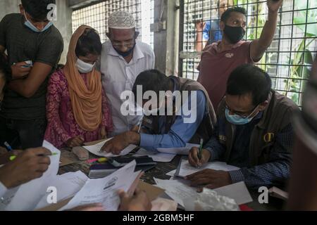 Dhaka, Bangladesh. 04 agosto 2021. DHAKA, BANGLADESH - 4 AGOSTO: I membri della famiglia si riuniscono al di fuori dell'ospedale del Dacca Medical College, per ricevere i cadaveri dei loro parenti che hanno perso la vita in un incendio alla fabbrica di Hashem Foods a Narayanganjs Rupganj, nella periferia di Dhaka. Il 4 agosto 2021, Dhaka, Bangladesh. (Foto di Eyepix Group/Pacific Press) Credit: Pacific Press Media Production Corp./Alamy Live News Foto Stock