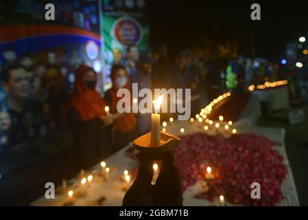 Lahore, Pakistan. 04 agosto 2021. Capo responsabile del traffico (CTO) Muntazir Mehdi, CCPO Ghulam Muhammad Dogar, DIG Imran, funzionari della polizia stradale delle donne e altri accendi le candele durante una cerimonia a lume di candela in occasione della "Giornata nazionale dei martiri della polizia" nel ricordo dei martiri della polizia del Punjab, Che hanno dato la vita per la pace nel paese" a Lahore. (Foto di Rana Sajid Hussain/Pacific Press) Credit: Pacific Press Media Production Corp./Alamy Live News Foto Stock