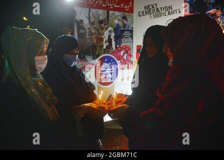 Lahore, Pakistan. 04 agosto 2021. Capo responsabile del traffico (CTO) Muntazir Mehdi, CCPO Ghulam Muhammad Dogar, DIG Imran, funzionari della polizia stradale delle donne e altri accendi le candele durante una cerimonia a lume di candela in occasione della "Giornata nazionale dei martiri della polizia" nel ricordo dei martiri della polizia del Punjab, Che hanno dato la vita per la pace nel paese" a Lahore. (Foto di Rana Sajid Hussain/Pacific Press) Credit: Pacific Press Media Production Corp./Alamy Live News Foto Stock