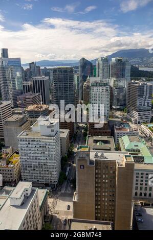 Vancouver City Aerial grattacieli nelle Downtown Business Core Mountains in background Vancouver British Columbia Foto Stock