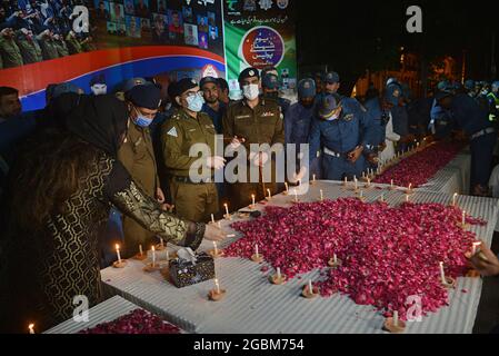 Lahore, Pakistan. 04 agosto 2021. Capo responsabile del traffico (CTO) Muntazir Mehdi, CCPO Ghulam Muhammad Dogar, DIG Imran, funzionari della polizia stradale delle donne e altri accendi le candele durante una cerimonia a lume di candela in occasione della "Giornata nazionale dei martiri della polizia" nel ricordo dei martiri della polizia del Punjab, Che hanno dato la vita per la pace nel paese" a Lahore. (Foto di Rana Sajid Hussain/Pacific Press) Credit: Pacific Press Media Production Corp./Alamy Live News Foto Stock