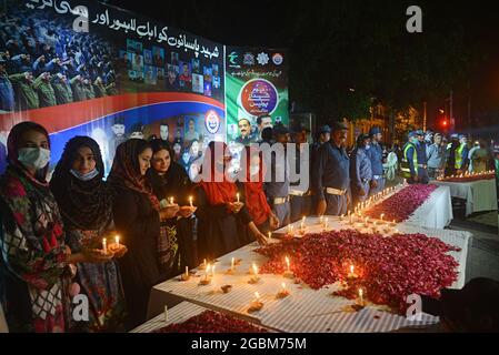 Lahore, Pakistan. 04 agosto 2021. Capo responsabile del traffico (CTO) Muntazir Mehdi, CCPO Ghulam Muhammad Dogar, DIG Imran, funzionari della polizia stradale delle donne e altri accendi le candele durante una cerimonia a lume di candela in occasione della "Giornata nazionale dei martiri della polizia" nel ricordo dei martiri della polizia del Punjab, Che hanno dato la vita per la pace nel paese" a Lahore. (Foto di Rana Sajid Hussain/Pacific Press) Credit: Pacific Press Media Production Corp./Alamy Live News Foto Stock