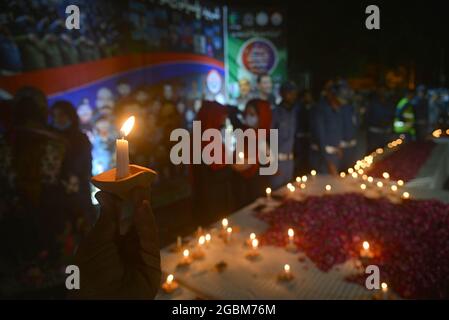 Lahore, Pakistan. 04 agosto 2021. Capo responsabile del traffico (CTO) Muntazir Mehdi, CCPO Ghulam Muhammad Dogar, DIG Imran, funzionari della polizia stradale delle donne e altri accendi le candele durante una cerimonia a lume di candela in occasione della "Giornata nazionale dei martiri della polizia" nel ricordo dei martiri della polizia del Punjab, Che hanno dato la vita per la pace nel paese" a Lahore. (Foto di Rana Sajid Hussain/Pacific Press) Credit: Pacific Press Media Production Corp./Alamy Live News Foto Stock