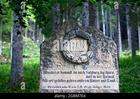 Pietra commemorativa nel Cimitero della Grande Guerra al 59° Reggimento austriaco - Rainer. Altopiano dei Fiorentini, Arsiero, provincia di Vicenza, Veneto, Italia, Europa. Foto Stock