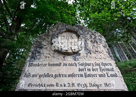 Pietra commemorativa nel Cimitero della Grande Guerra al 59° Reggimento austriaco - Rainer. Altopiano dei Fiorentini, Arsiero, provincia di Vicenza, Veneto, Italia, Europa. Foto Stock