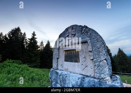 Pietra commemorativa della Grande Guerra. Altopiano dei Fiorentini, Arsiero, provincia di Vicenza, Veneto, Italia, Europa. Foto Stock