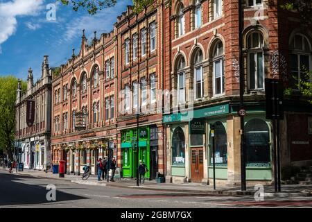 Edifici vittoriani in mattoni nel caratteristico stile architettonico 'Bristol bizantino' formano il paesaggio urbano di Baldwin Street nel centro di Bristol. Foto Stock