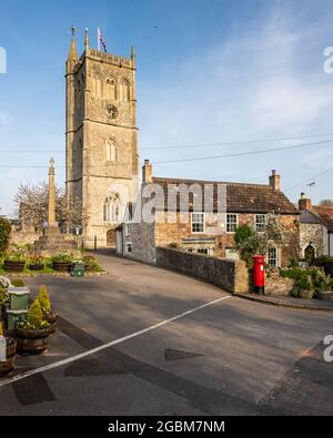 La chiesa parrocchiale di San Pietro e San Paolo nel villaggio di Bleadon, Somerset. Foto Stock