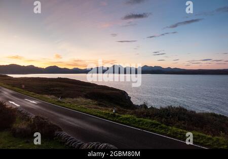 Sunrise getta una luce sopra le colline Torridon mountainscape in Wester Ross nel nord-ovest Highlands della Scozia, come visto da Gairloch. Foto Stock