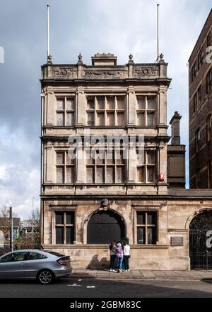 Edifici vittoriani in disuso e imbarcati si trovano su Bute Street, vicino alla zona portuale di Cardiff, Galles. Foto Stock