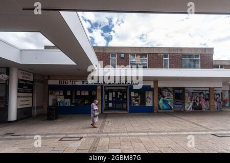 Una donna passa accanto a negozi chiusi nel quartiere commerciale di Quedam a Yeovil, Somerset, dopo la recessione della crisi del credito nel 2010. Foto Stock