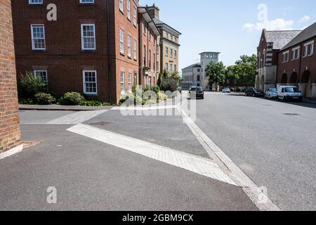 Un trattamento di entrata laterale con un tavolo rialzato è progettato per il calmaggio del traffico nella nuova città di Poundbury, Dorset. Foto Stock