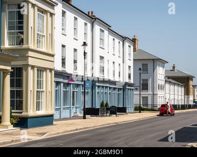 Case cittadine di nuova costruzione e edifici ad appartamenti ad uso misto che includono negozi e un cafe nella nuova citta' di Poundbury, Dorset. Foto Stock