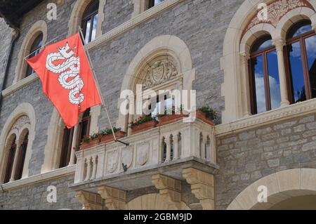 Primo piano della bandiera della città di Bellinzona appesa di fronte all'edificio del municipio Foto Stock