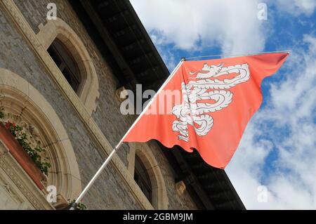 Primo piano della bandiera della città di Bellinzona appesa di fronte all'edificio del municipio Foto Stock