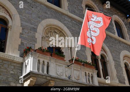 Primo piano della bandiera della città di Bellinzona appesa di fronte all'edificio del municipio Foto Stock