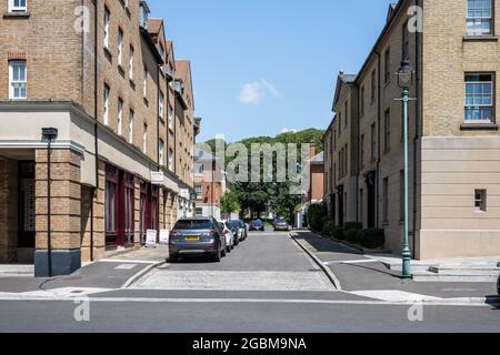 Case cittadine di nuova costruzione ed edifici ad uso misto di vendita al dettaglio e appartamenti nella nuova città di Poundbury, Dorset. Foto Stock