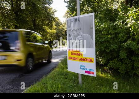 Thomas Sattelberger, candidato FDP per la circoscrizione sud di Monaco, su un poster elettorale per le elezioni federali del 2021 con lo slogan - future nee Foto Stock