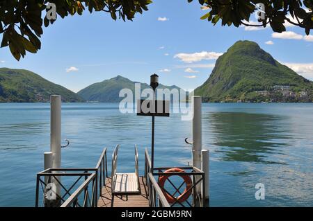 Vista panoramica sullo splendido Lago di Lugano e Monte San Salvatore (noto anche come Monte San Salvatore) in una soleggiata giornata estiva Foto Stock