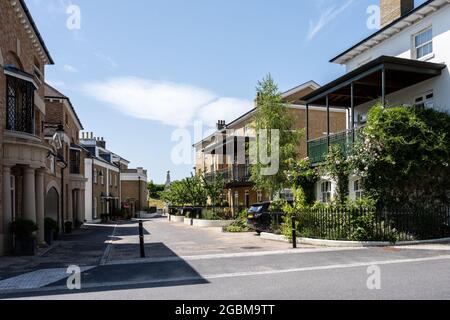 Una strada di nuove case costruite nella nuova città di Poundbury, Dorset. Foto Stock