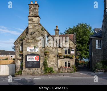 Il sole splende sullo Ship Inn, un pub tradizionale a Shaftesbury, Dorset. Foto Stock