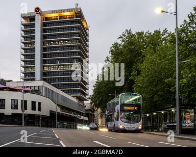 La nuova Beacon Tower, ex Colston Tower, è illuminata al tramonto nel centro di Bristol. Foto Stock