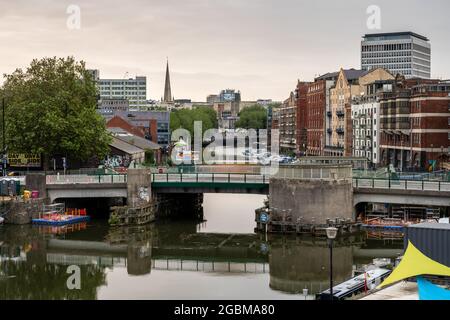 Le conversioni di magazzino e gli edifici di appartamenti si affacciano sul porto di Bristol a Redcliffe Wharf. Foto Stock