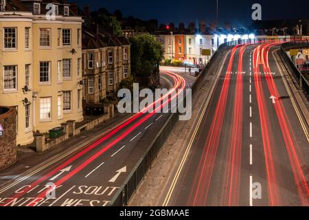 Il traffico lascia sentieri leggeri di notte sulla metà del 20 ° secolo Cumberland Basin sistema stradale a Hotwells, Bristol, un'area prevista per la rigenerazione. Foto Stock