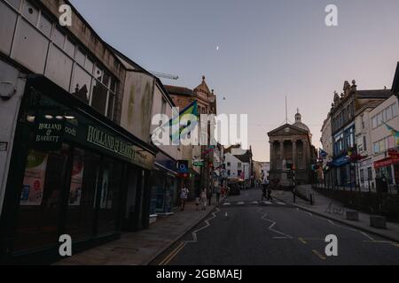 Market Jew Street (High Street) guardando verso la Lloyds Bank, centro città di Penzance, Cornovaglia, Inghilterra sud-occidentale, Regno Unito, Luglio 2021 Foto Stock