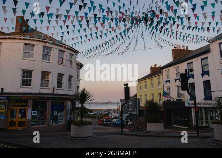 Incrocio tra Market Jew Street e Albert Street, con il monte St Michael in lontananza, Penzance, Cornovaglia, Inghilterra sud-occidentale, Regno Unito, Luglio 2021 Foto Stock