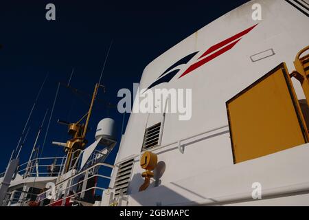 Imbuto di traghetto Scillonian III tra le isole di Scilly e Penzance, logo di Isles of Scilly Steamship Company, Cornovaglia, Inghilterra, Regno Unito, luglio 2021 Foto Stock