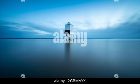 Il faro in legno a basso livello si trova nelle acque dell'alta marea di Bridgwater Bay a Burnham-on-Sea nel Somerset. Foto Stock